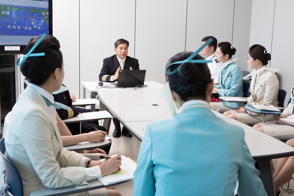 대한항공 운항 및 객실 승무원들이 비행 전 브리핑을 하고 있는 모습 [대한항공 제공]