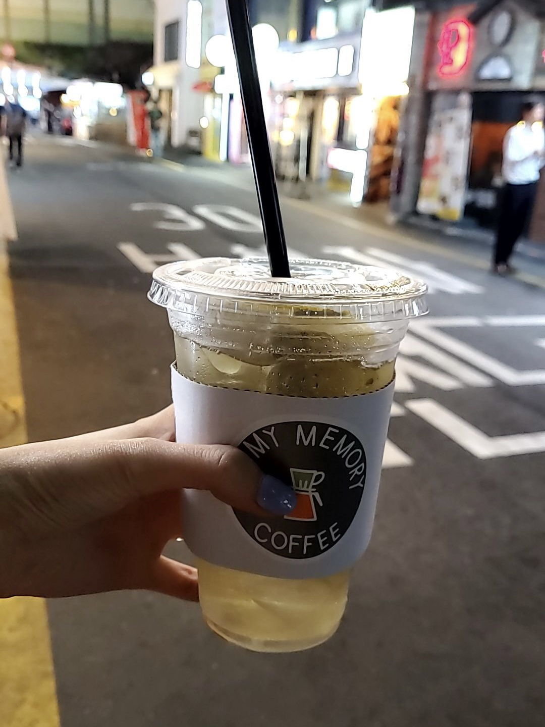숙대입구역 인근 카페에서 판매 중인 하이볼 [독자 제공]