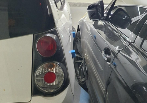 '민폐' 외제차 응징한 경차 주차선을 넘어온 BMW 차량 옆에 경차가 주차돼 있다. BMW 차주는 차를 못 빼 경찰의 도움을 받았다. [연합]