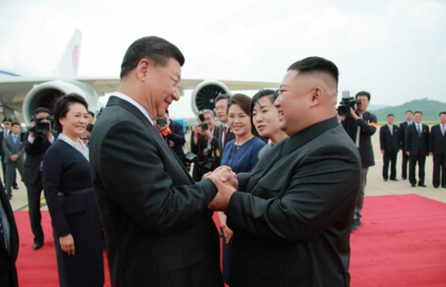 김정은 북한 국무위원장(오른쪽)과 시진핑 중국 국가주석(왼쪽)이 지난 2019년 6월 북중정상회담 계기로 만나 두 손을 맞잡고 있다. [헤럴드DB]