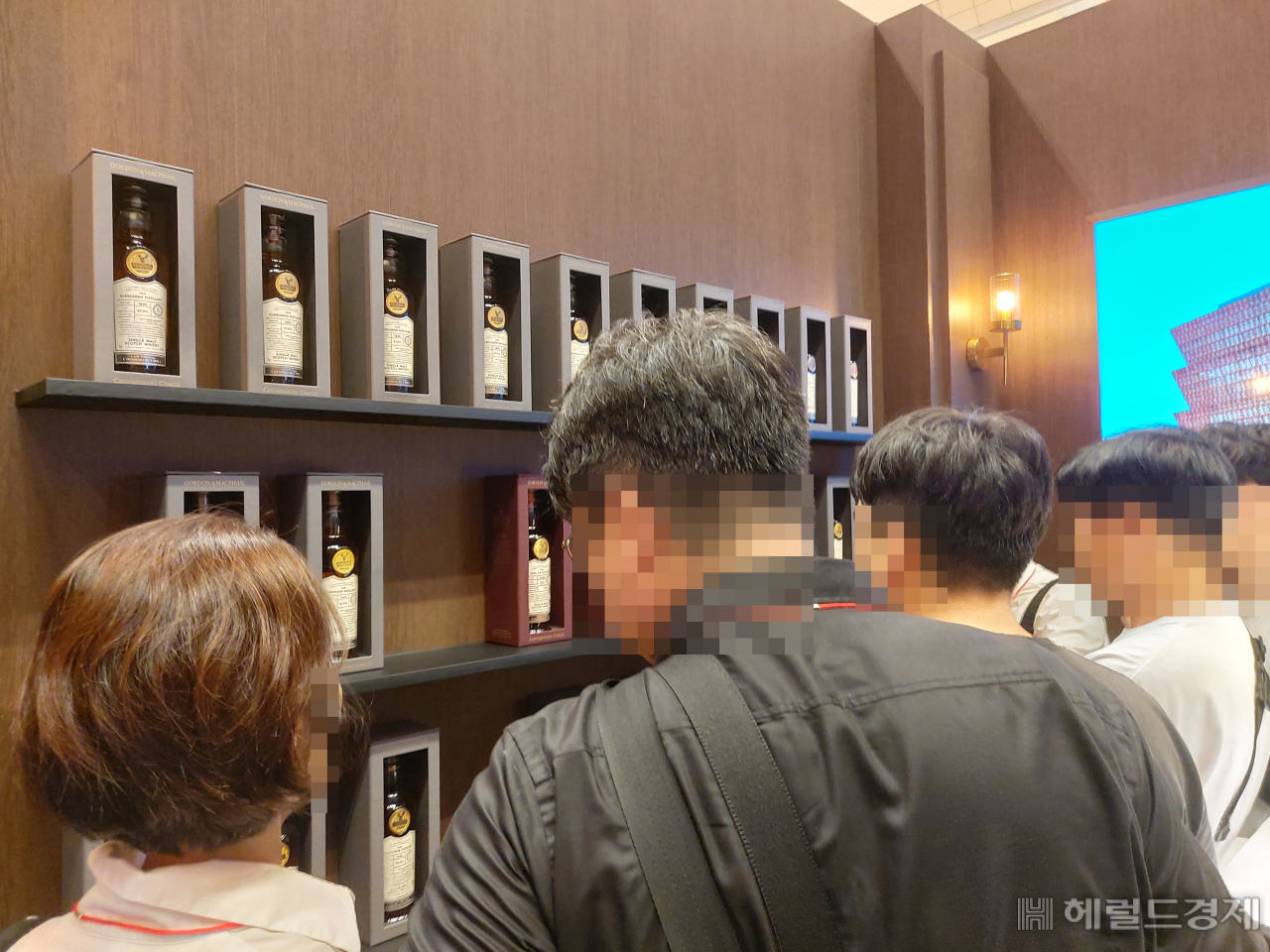 서울 강남구 삼성동 코엑스에서 30일까지 열리는 ‘서울바앤스피릿쇼 2023’의 고든앤맥페일 부스에서 관람객들이 설명을 듣고 있다. 김희량 기자