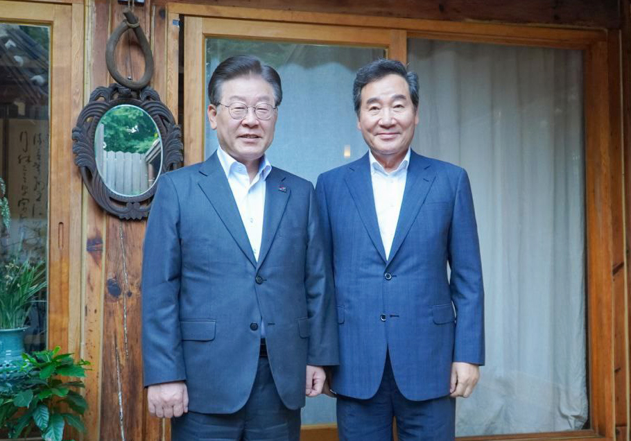 더불어민주당 이재명 대표와 이낙연 전 대표가 28일 서울 종로의 한 음식점에서 만찬 회동에 앞서 사진을 찍고 있다. [연합]