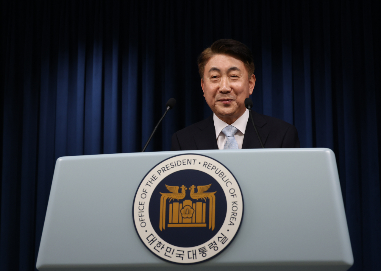 방송통신위원장 후보로 지명된 이동관 대통령 대외협력특보가 28일 서울 용산 대통령실 청사 브리핑룸에서 인사하는 모습. [연합]