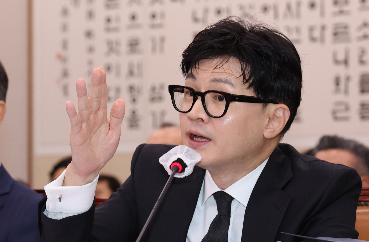 한동훈 법무부 장관이 지난 26일 오전 서울 여의도 국회에서 열린 법사위 전체회의에서 의원 질의에 답변하고 있다. [연합]