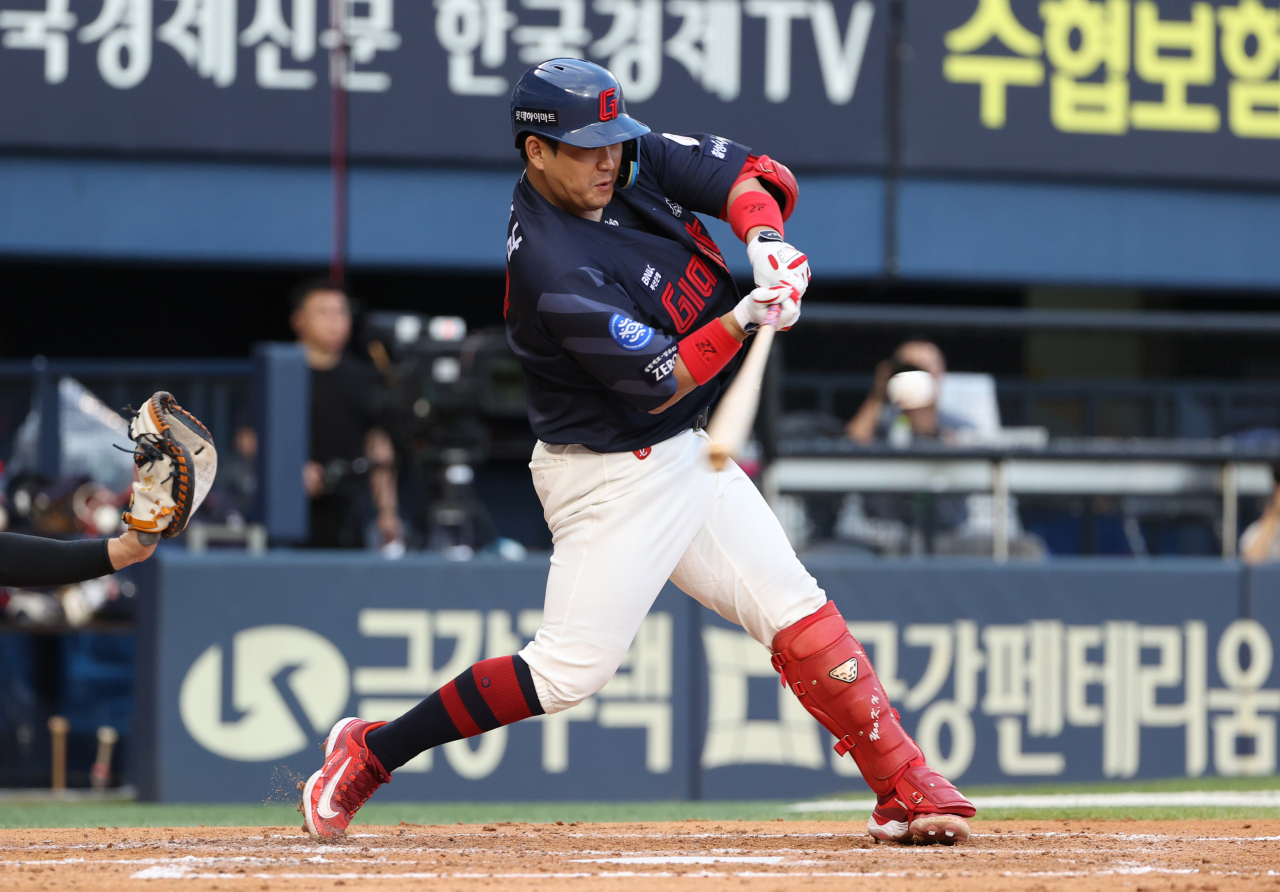 25일 오후 서울 잠실야구장에서 열린 2023 프로야구 롯데 자이언츠와 두산 베어스의 경기. 3회초 1사 1루 롯데 유강남이 안타를 치고 있다. [연합]