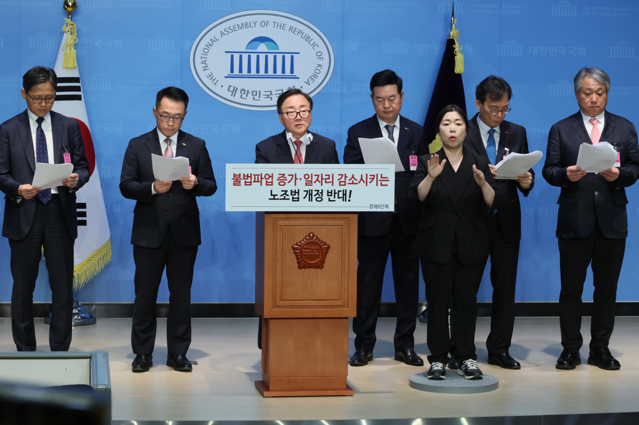 경제6단체가 지난 5월 국회 소통관에서 노동조합법 개정안 본회의 상정 중단을 촉구하는 경제6단체 공동성명을 발표하고 있는 모습. [연합]