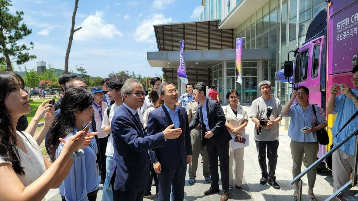 이종호 과학기술정보통신부장관 등 과학기술계 전문가들은 국립광주과학관 이동과학관을 방문해 관람객들에게 선보일 과학체험 콘텐츠들을 미리 체험했다.