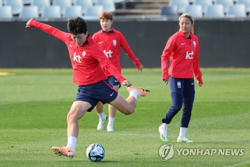 한국 여자 축구대표팀의 박은선 등 선수들이 모로코와의 조별리그 2차전을 이틀 앞둔 28일 오전(한국시간) 호주 시드니 외곽의 캠벨타운 스포츠 스타디움에서 훈련하고 있다. [연합]