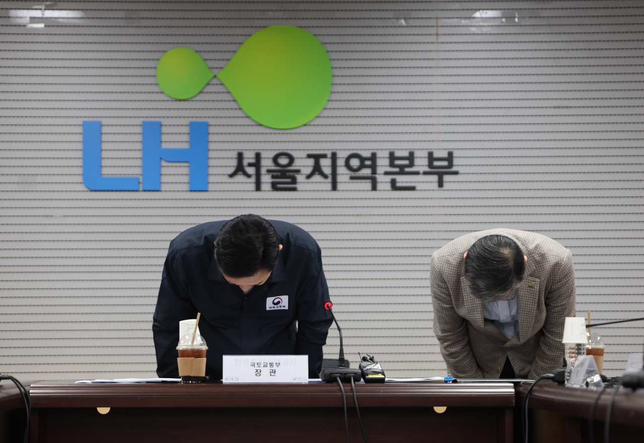 원희룡 국토교통부 장관(왼쪽)과 이한준 LH 사장이 30일 오후 LH서울지역본부에서 열린 공공주택 긴급안전점검 회의에 앞서 시흥 은계지구 수돗물 이물질 발생 사태 등에 대해 사과하며 고개 숙이고 있다. [연합]