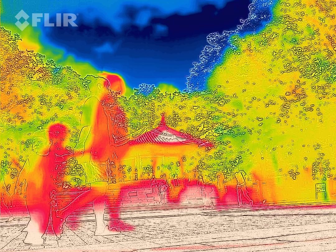 서울, 경기 등 중부지방에 폭염경보가 발효 중인 30일 오후 서울 남산에서 열화상카메라로 촬영한 팔각정 주변 모습. 사진 속 높은 온도는 붉은색으로, 낮은 온도는 푸른색으로 표시된다. 사진은 기사 내용과 관련 없음. [연합]