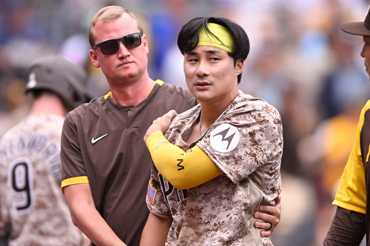 샌디에이고의 김하성이 3회 득점에 성공한 뒤 오른쪽 어깨 통증을 호소하며 덕아웃으로 들어가고 있다. [AFP]