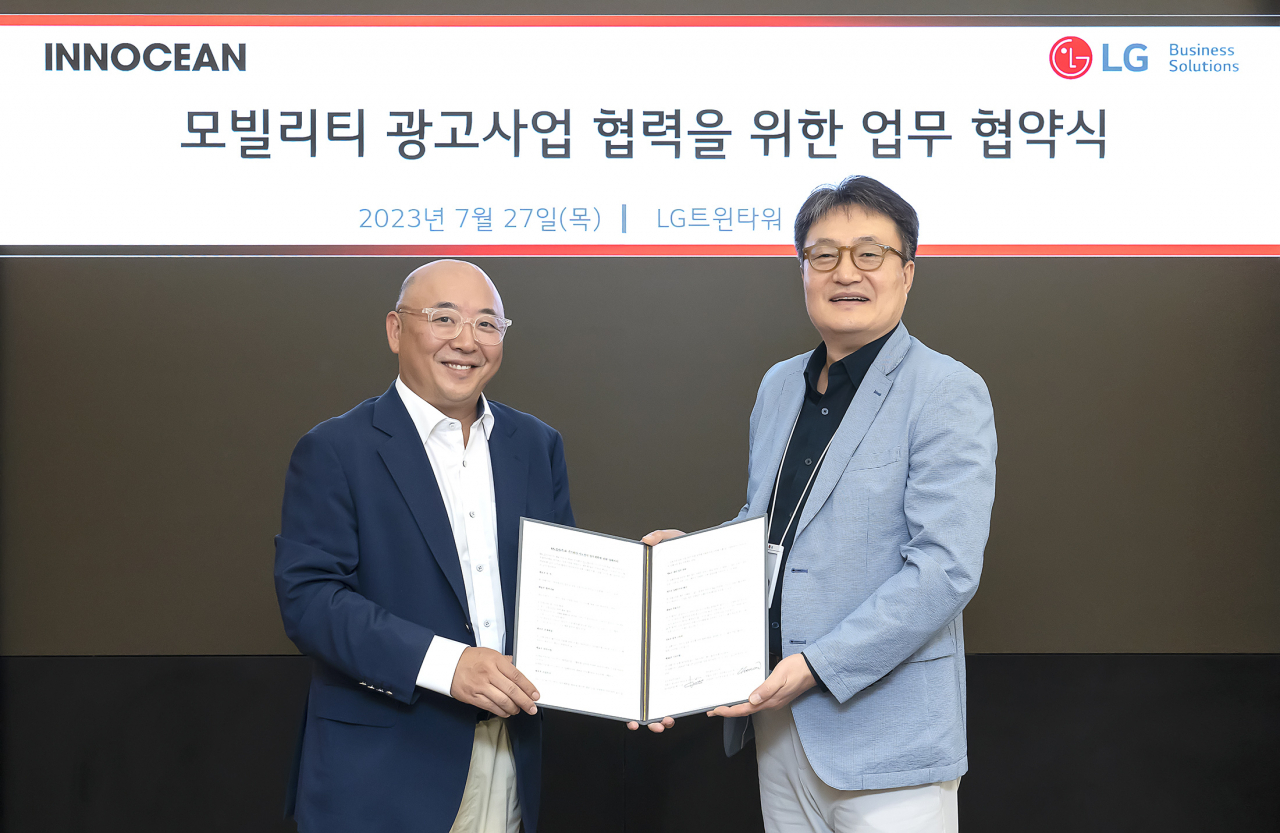 조준희(왼쪽) 이노션 신성장비즈니스본부장과 백기문 LG전자 ID사업부장이 기념촬영하고 있다 [LG전자 제공]