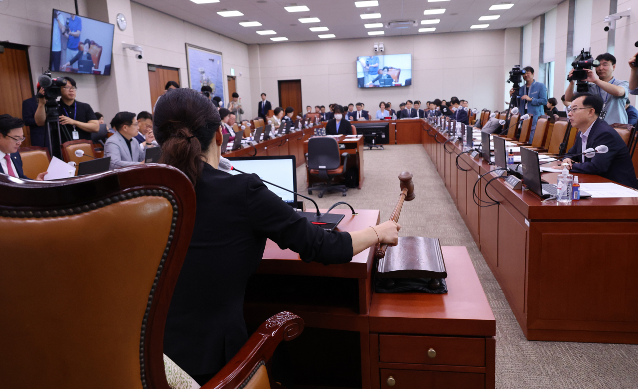 12일 국회 산업통상자원중소벤처기업위원회에서 이재정 위원장이 전체회의를 진행하고 있다. [연합]