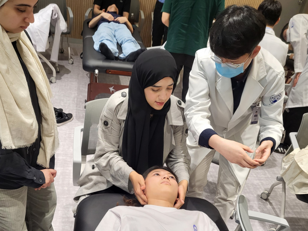 자생 글로벌 인턴십 학생들이 추나요법을 실습 하고 있다.