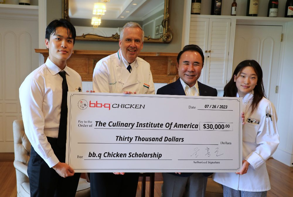 윤홍근(오른쪽 두 번째) 제너시스 BBQ그룹 회장이 세계 3대 요리학교인 CIA 본교인 하이드파크 캠퍼스(미국 뉴욕주)를 방문, 마크 에릭슨(왼쪽 두 번째) CIA 총장 등이 참석한 가운데 장학금 3만달러를 전달하고 있다. [제너시스BBQ그룹 제공]