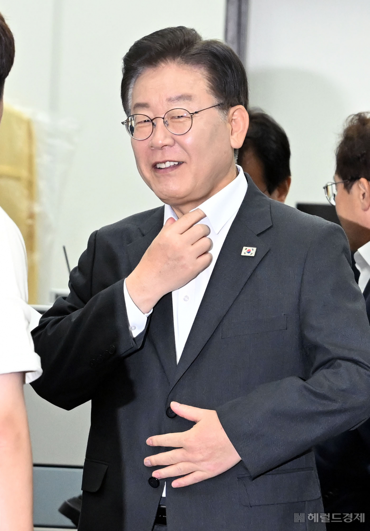 이재명 더불어민주당 대표가 31일 오전 서울 여의도 국회에서 열린 최고위원회의에 참석하기 전 넥타이를 고쳐 매고 있다. 이상섭 기자