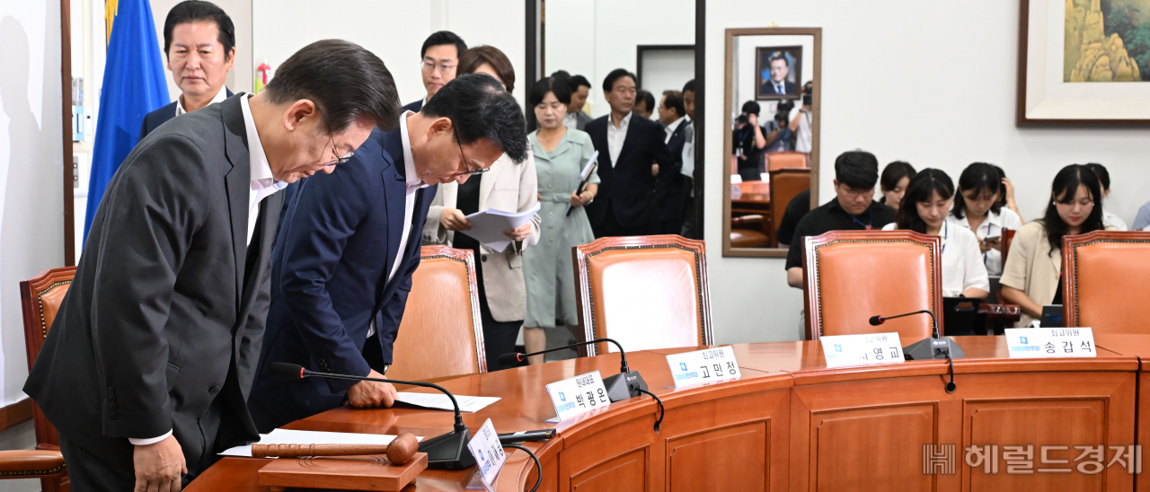 이재명 더불어민주당 대표와 박광온 원내대표가 31일 오전 서울 여의도 국회에서 열린 최고위원회의에 참석해 인사를 하고 있다. 이상섭 기자