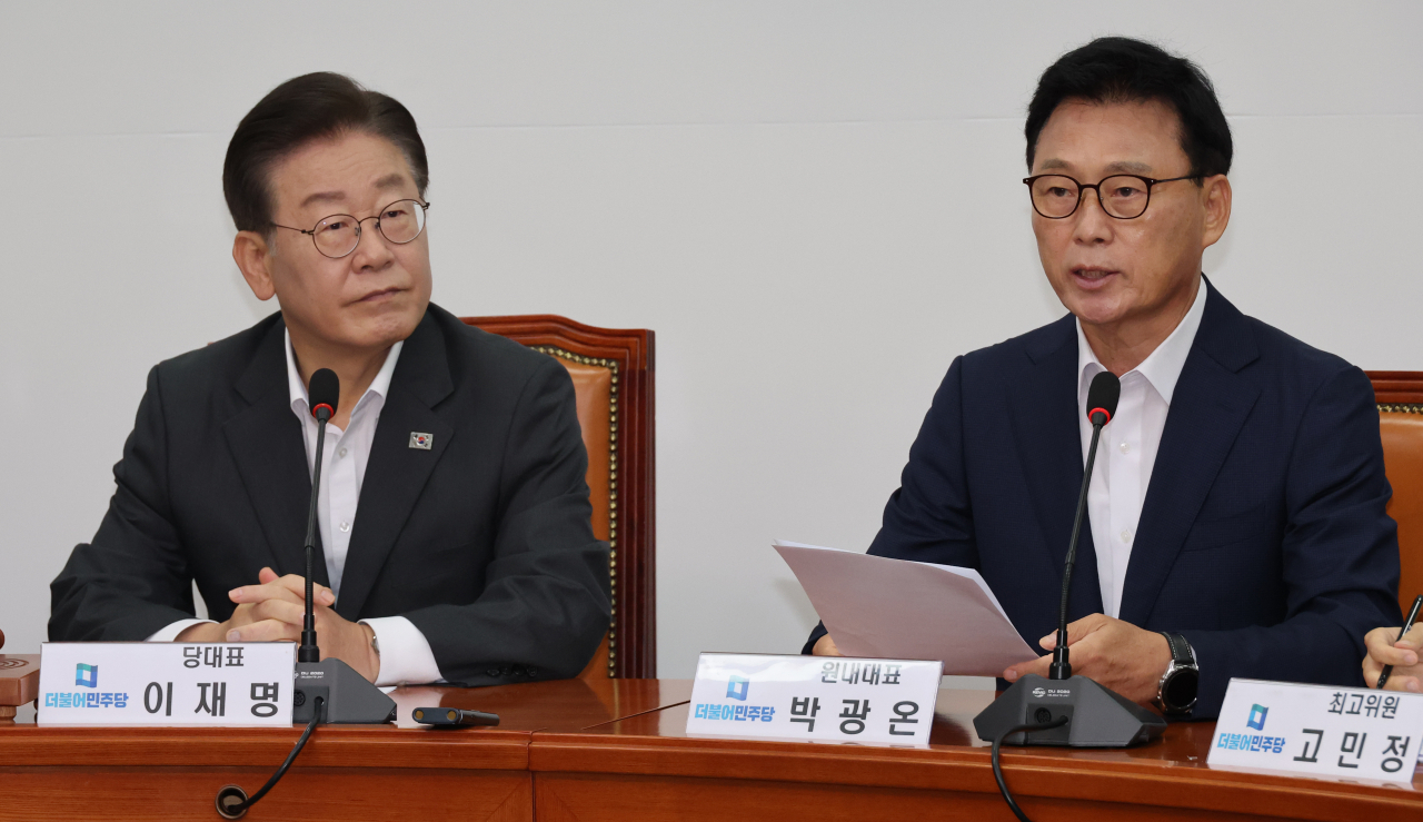 박광온 더불어민주당 원내대표가 31일 국회 당 사무실에서 열린 최고위 회의에서 발언하고 있다. 왼쪽은 이재명 대표. [연합]