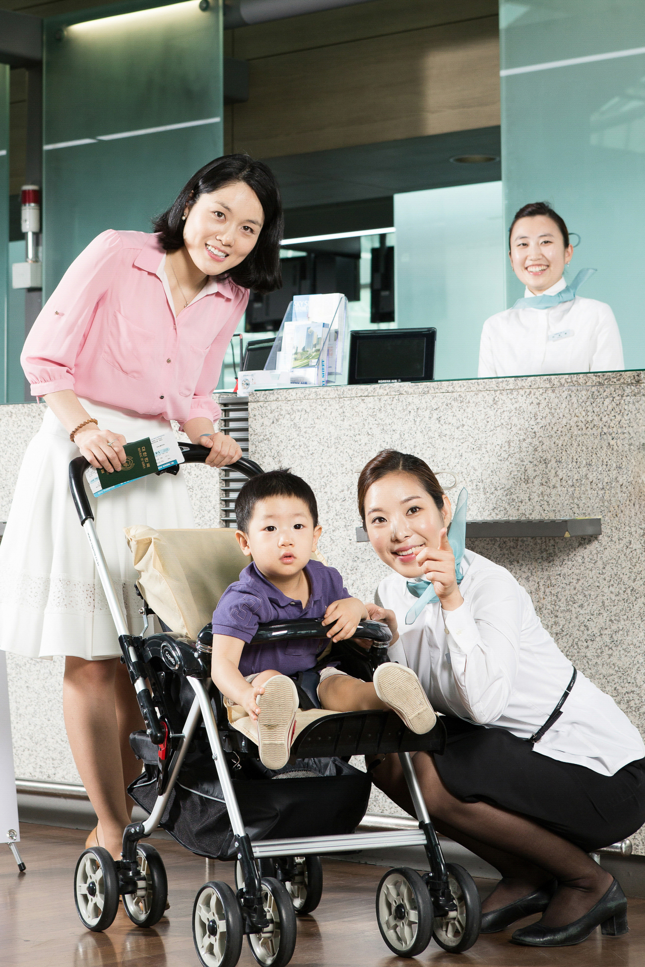 대한항공 직원이 아이와 사진 촬영을 하고 있다. [대한항공 제공]