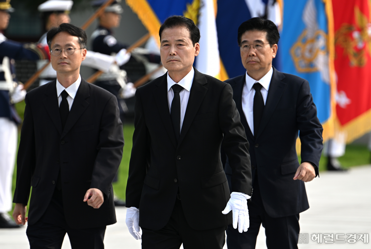 김영호 통일부 장관이 31일 서울 동작구 현충원을 찾아 참배하고 있다. 임세준 기자
