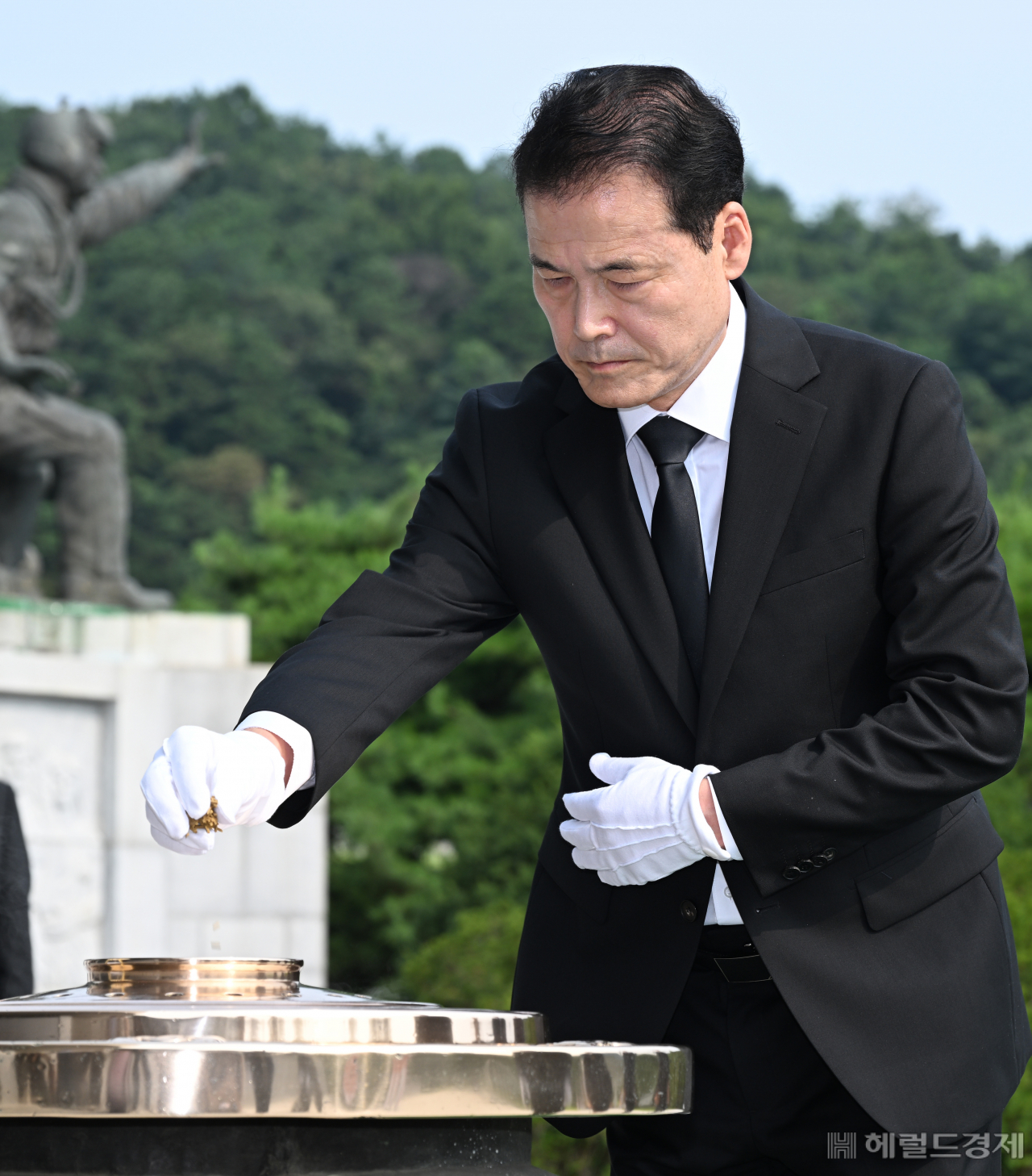 김영호 통일부 장관이 31일 서울 동작구 현충원을 찾아 참배하고 있다. 임세준 기자