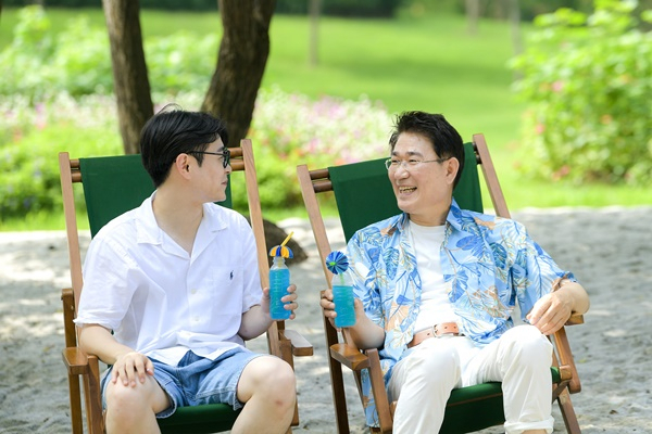 정원박람회장 개울길광장을 찾은 노관규 순천시장(오른쪽)이 직원과 담소를 나누고 있다.[조직위 제공]