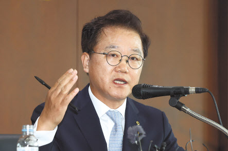 강석훈 산업은행 회장이 26일 오후 서울 여의도 산업은행에서 대우조선해양의 전략적 투자유치 절차 개시와 관련해 브리핑하고 있다. 강 회장은 이날 대우조선과 한화그룹이 2조원의 유상증자 방안을 포함한 조건부 투자합의서(MOU)를 체결했다고 밝혔다. [연합]
