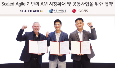 롭 하워드(왼쪽부터) 스케일드애자일 아태지역 총괄 대표와 장용훈 오픈소스컨설팅 대표, 김태훈 LG CNS 클라우드사업부장이 업무 협약 후 기념 촬영을 하고 있다. [LG CNS 제공]