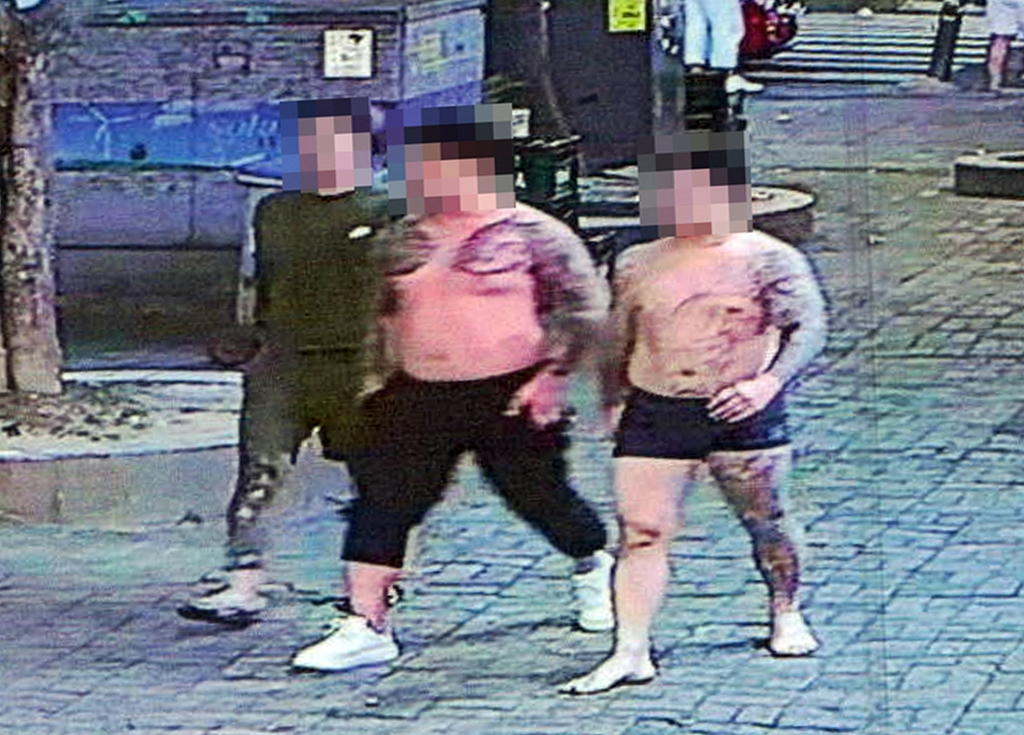 문신 드러내고 거리 활보하는 폭력조직원들[광주지방검찰청 제공]