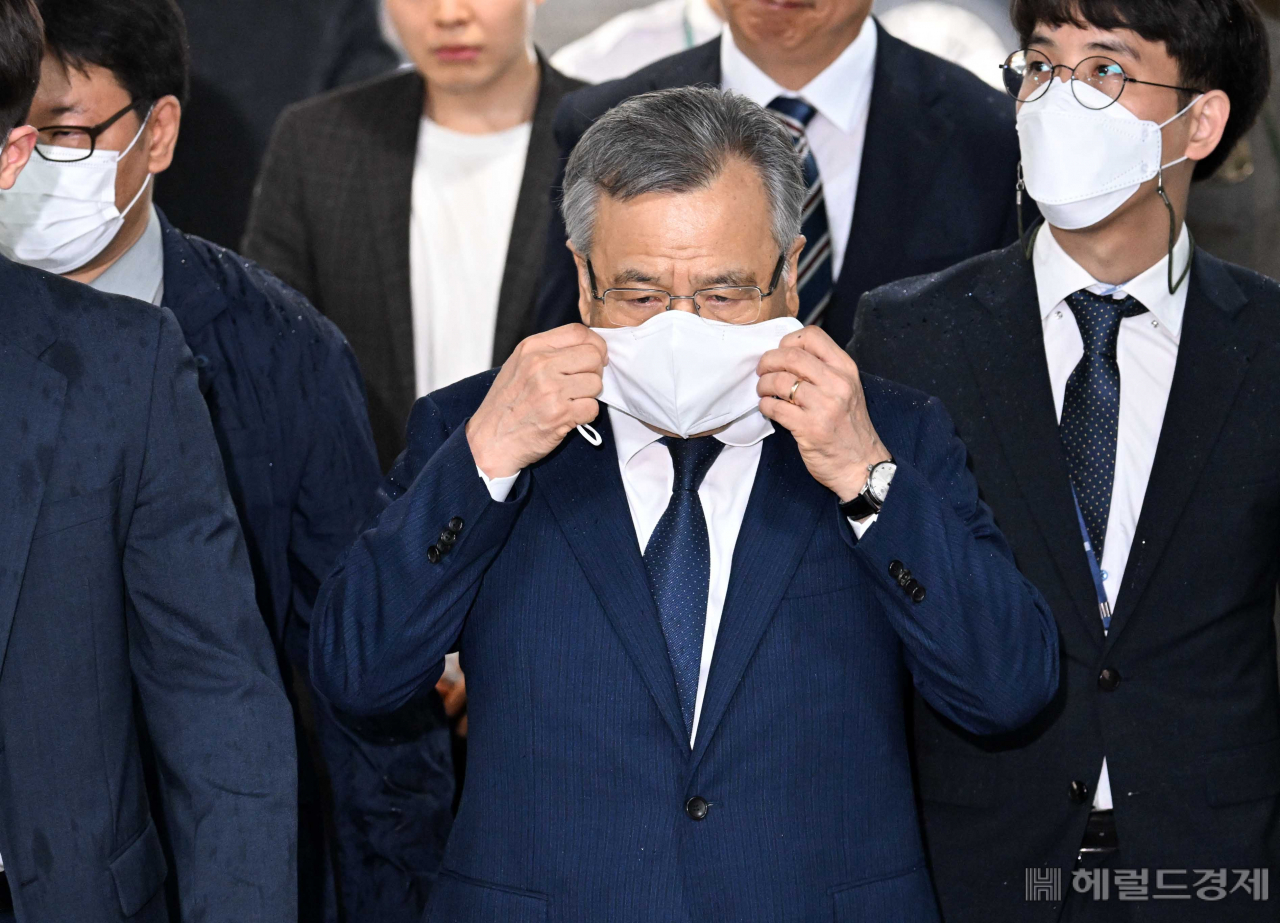 대장동 일당에게 금품을 받았다는 이른바 '50억 클럽' 의혹을 받는 박영수 전 특별검사가 6월 29일 오전 구속 전 피의자 심문(영장실질심사)을 받기 위해 서울중앙지법으로 들어가고 있다. 이상섭 기자