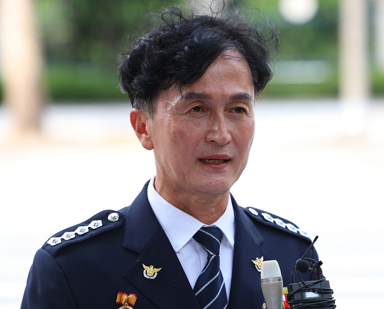 지난해 행정안전부 경찰국 신설에 반대하며 전국 경찰서장(총경) 회의를 주도했다가 정직 징계를 받고 최근 경남경찰청 112치안종합상황실 상황팀장으로 발령이 난 류삼영 총경이 31일 오전 서울 서대문구 경찰청 앞에서 사직 기자회견을 하고 있다. 연합뉴스