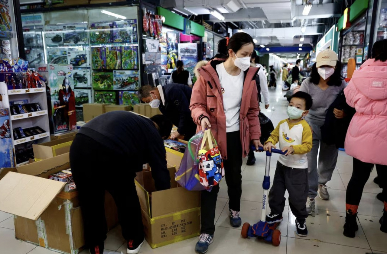 중국 베이징의 한 쇼핑몰 내부 모습. 한 모자가 장난감상점 옆을 지나고 있다. [로이터]