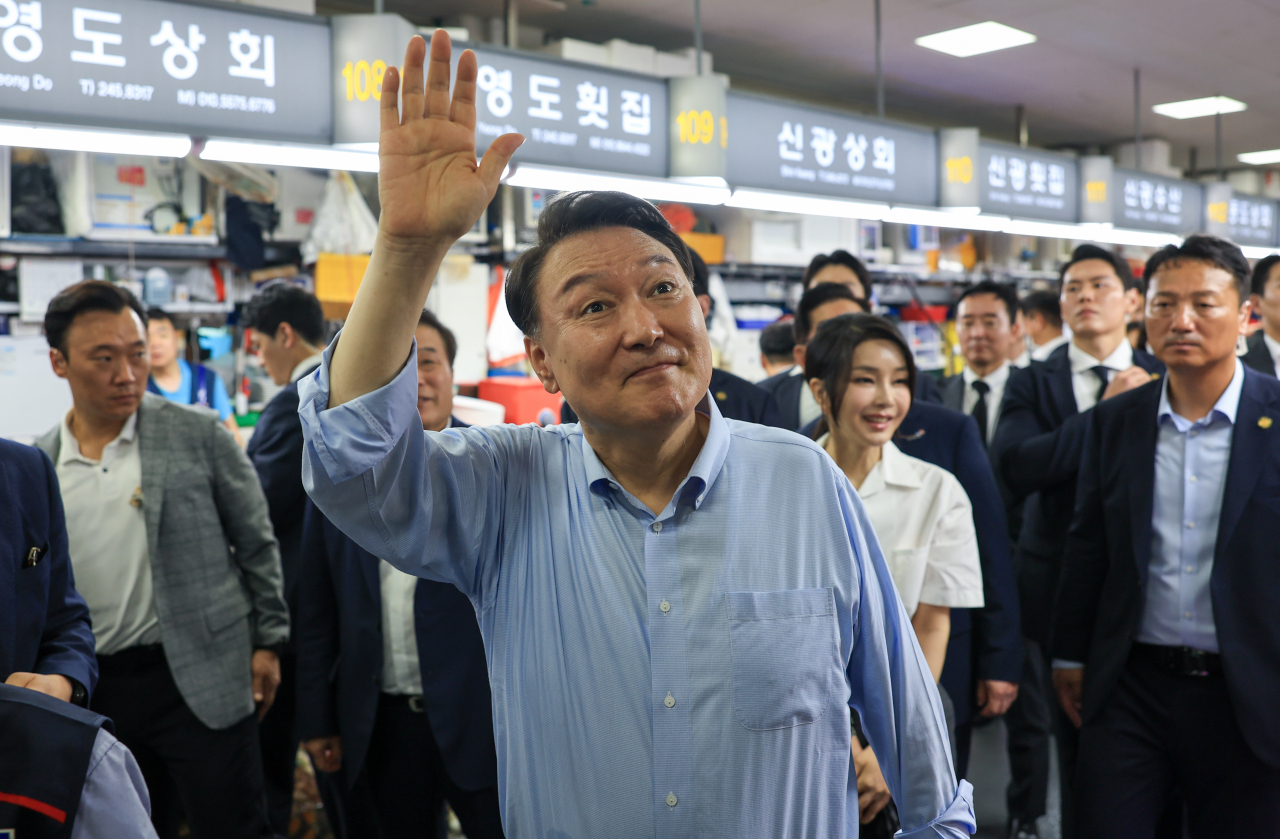 윤석열 대통령이 지난 27일 부산 중구 자갈치시장을 찾아 상인들과 인사하고 있다. [연합]