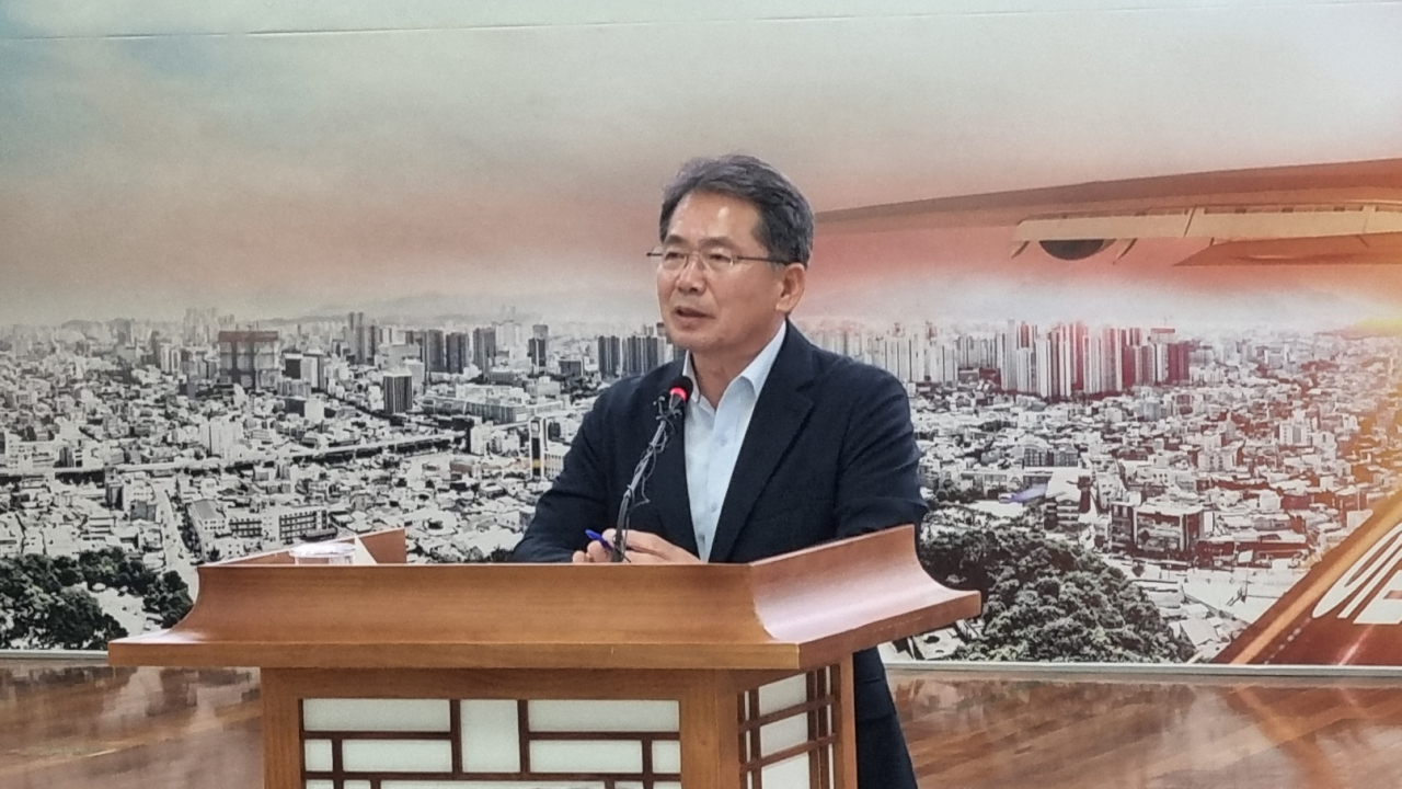 김진열 군위군수가 31일 군청에서 긴급 기자회견을 열고 "홍준표 대구시장과 토지거래허가구역 지정 단계적 해제에 합의, 토지거래허가구역을 내년 1월 전체면적의 70%를 우선 지정해제를 검토하고 우선 해제한 후 투기 우려가 없을 경우 나머지 지역도 단계적으로 해제할 것"이라고 말했다.[사진=김병진 기자]