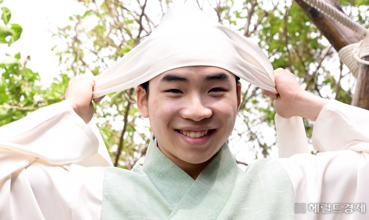남창동 씨가 줄타기에 앞서 준비를 하고 있다. 이상섭 기자