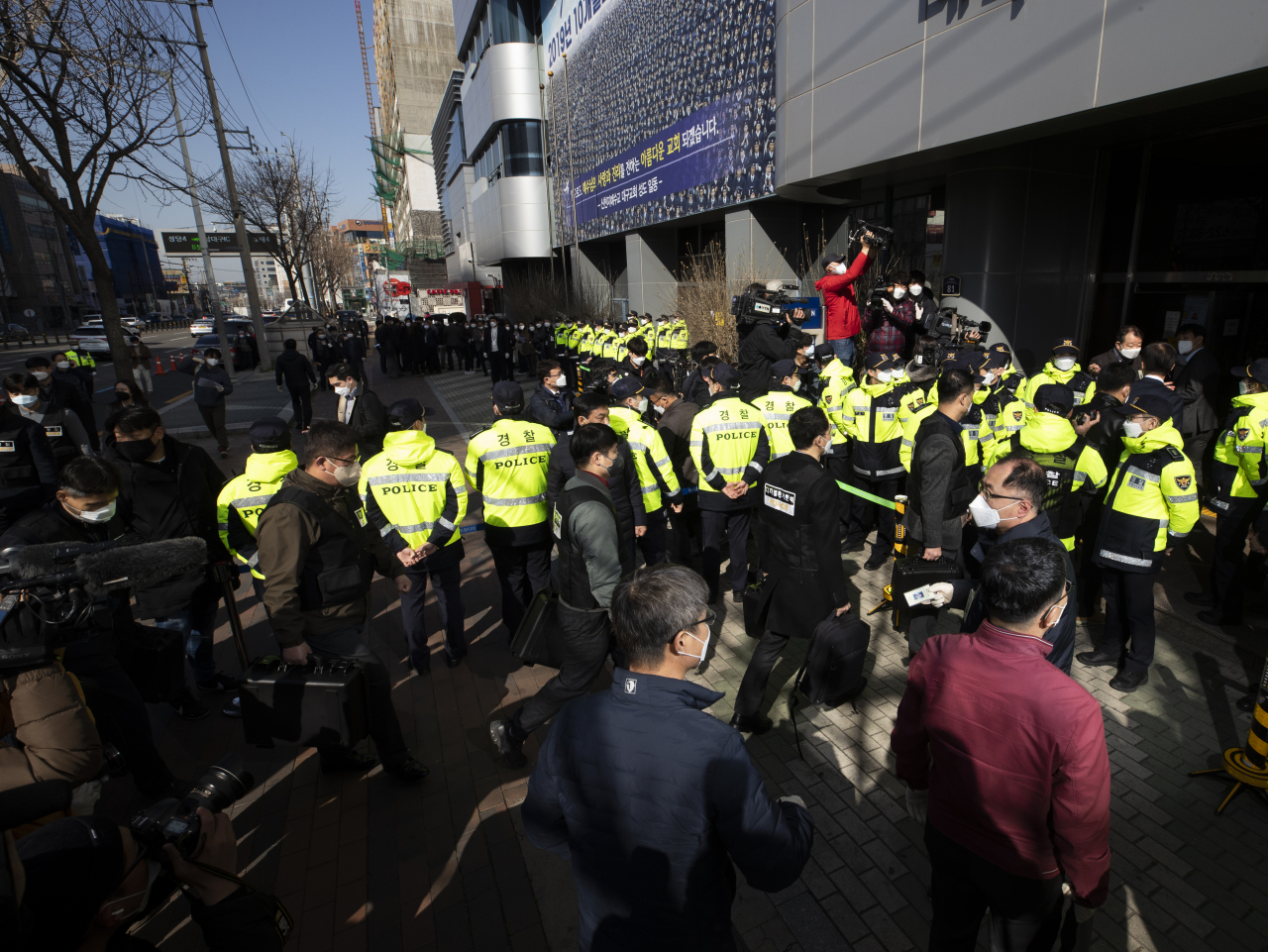 2020년 경찰이 신천지교회(대구교회) 행정조사를 하기 위해 건물로 들어서고 있다. [연합]