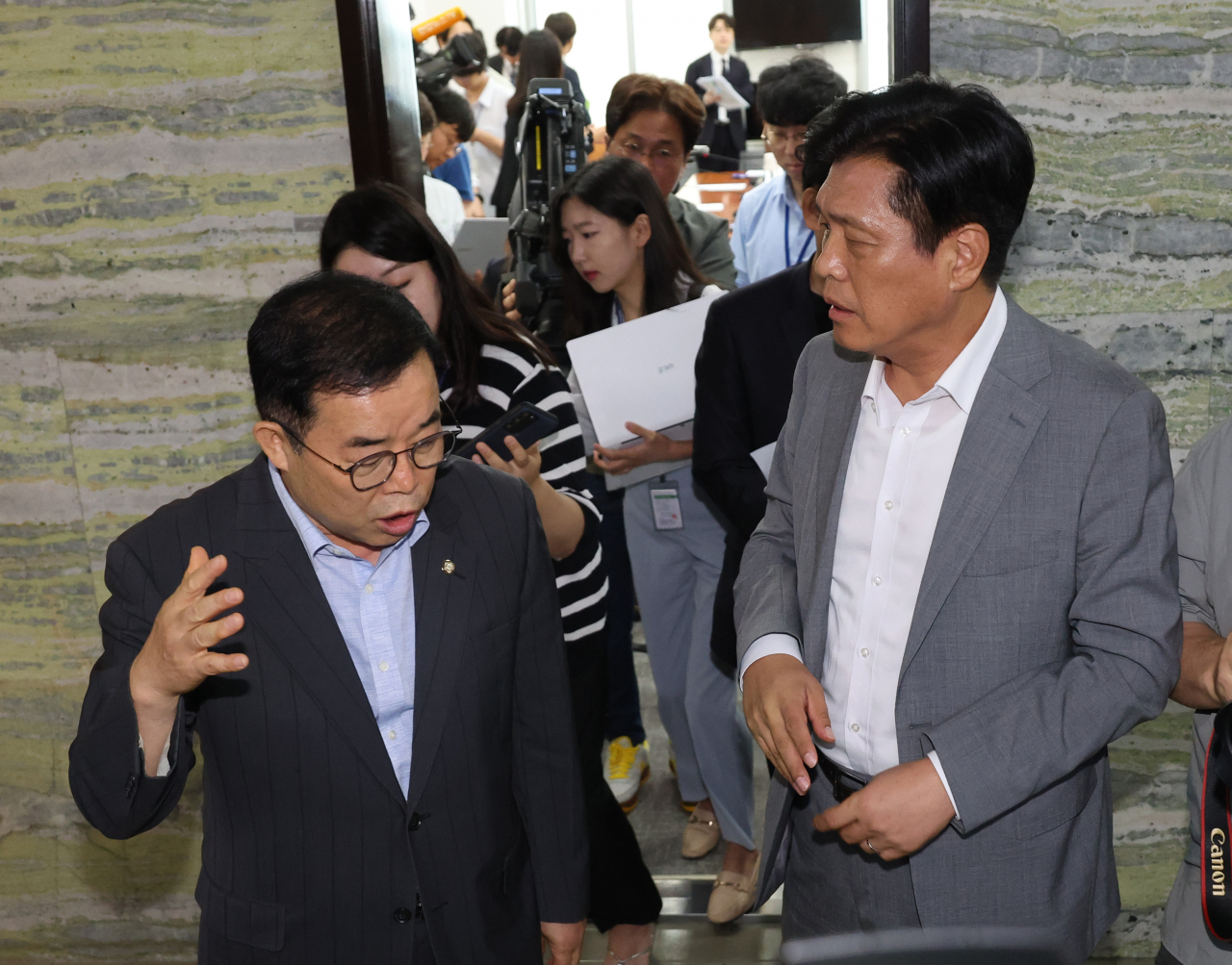 31일 국회 과학기술정보방송통신위원회에서 여야 간사인 박성중 의원과 조승래 의원이 안건조정위원회를 마친 후 대화하고 있다. 우주항공청 설치 법안을 심의하는 안건조정위원장 선출을 논의했지만, 결론을 내지 못했다. [연합]