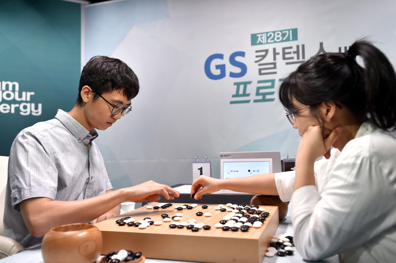 대국 후 복기하는 변상일(왼쪽)과 최정.[한국기원 제공]