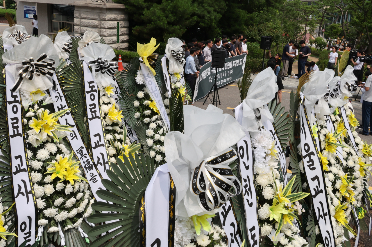 서이초등학교에서 신규교사가 극단적 선택을 한 것과 관련해 한국교총 회원들이 지난 20일 오후 서울시교육청 앞에 조화를 세워둔 모습 [연합]