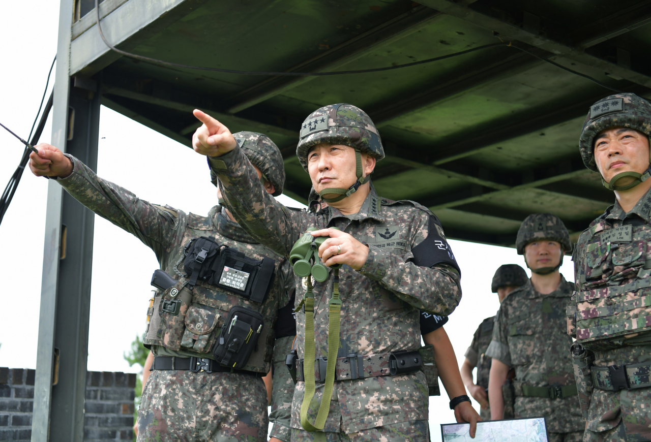 김승겸 합참의장(가운데)이 5사단 GOP 관망대에서 결전태세 현장지도를 실시하고, 실전적 전투준비와 전투수행훈련을 통해 적 도발 시 압도적 대응으로 가차없이 응징할 것을 지시했다.[합참 제공]