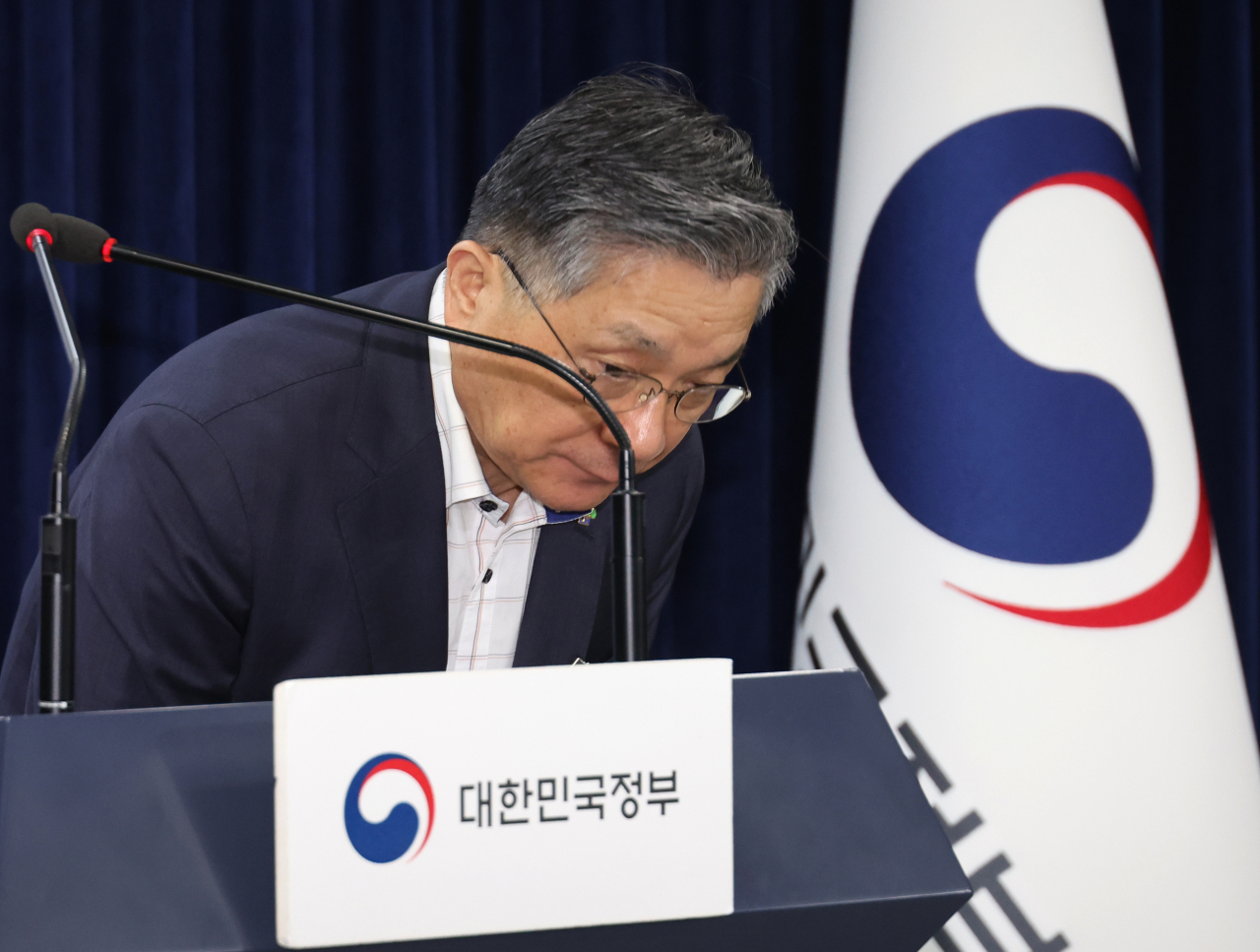 이한준 LH 사장이 31일 정부서울청사에서 열린 LH 무량판 구조 조사 결과 브리핑에서 인사하고 있다. [연합]