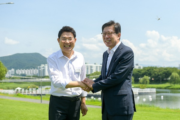 31일 순천만정원박람회장을 찾은 박형준 부산시장(오른쪽)과 노관규 순천시장. [박람회조직위 제공]
