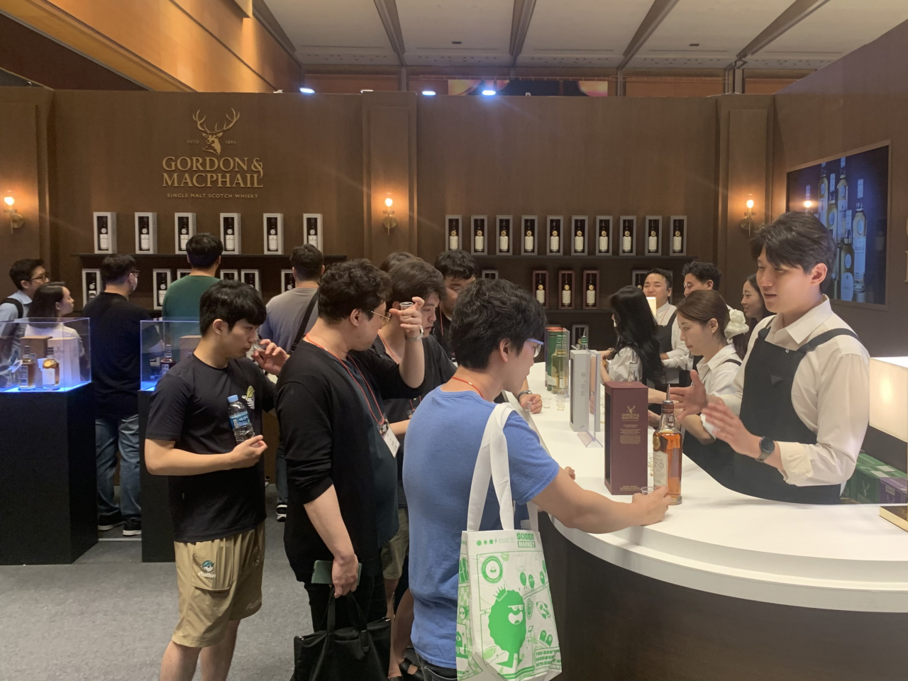 28일 서울 강남구 코엑스에서 열린 증류주 박람회 ‘2023 서울바앤스피릿쇼’에 설치된 고든 앤 맥페일 부스 이정아 기자.