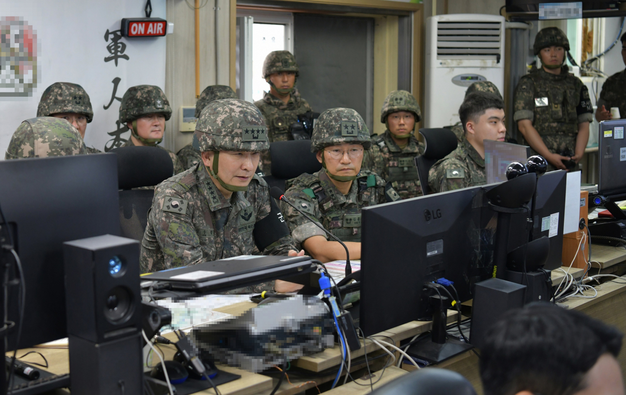 김승겸 합참의장(앞줄 왼쪽에서 첫번째)이 5사단 예하 GOP대대 지휘통제실에서 녹음기 등 작전환경 변화에 따른 실전적 전투준비와 전투수행훈련을 통해 적 도발 시 압도적 대응으로 가차없이 응징할 것을 지시했다.[합참 제공]