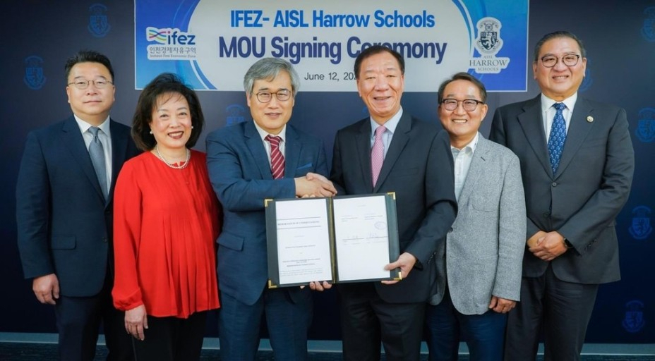 인천경제자유구역청은 지난 6월 홍콩에서 IFEZ 내 국제학교 설립 유치를 위한 양해각서를 AISL과 체결했다. 김중백(왼쪽부터) IFEZ정책특보, 로자나 웡 AISL 회장, 김진용 인천경제청장, 에릭 르엉 해로우스쿨 대표(AISL CEO), 김종환 IFEZ투자유치본부장, AISL 대주주 대니얼 추 설립자. [인천경제청 제공]