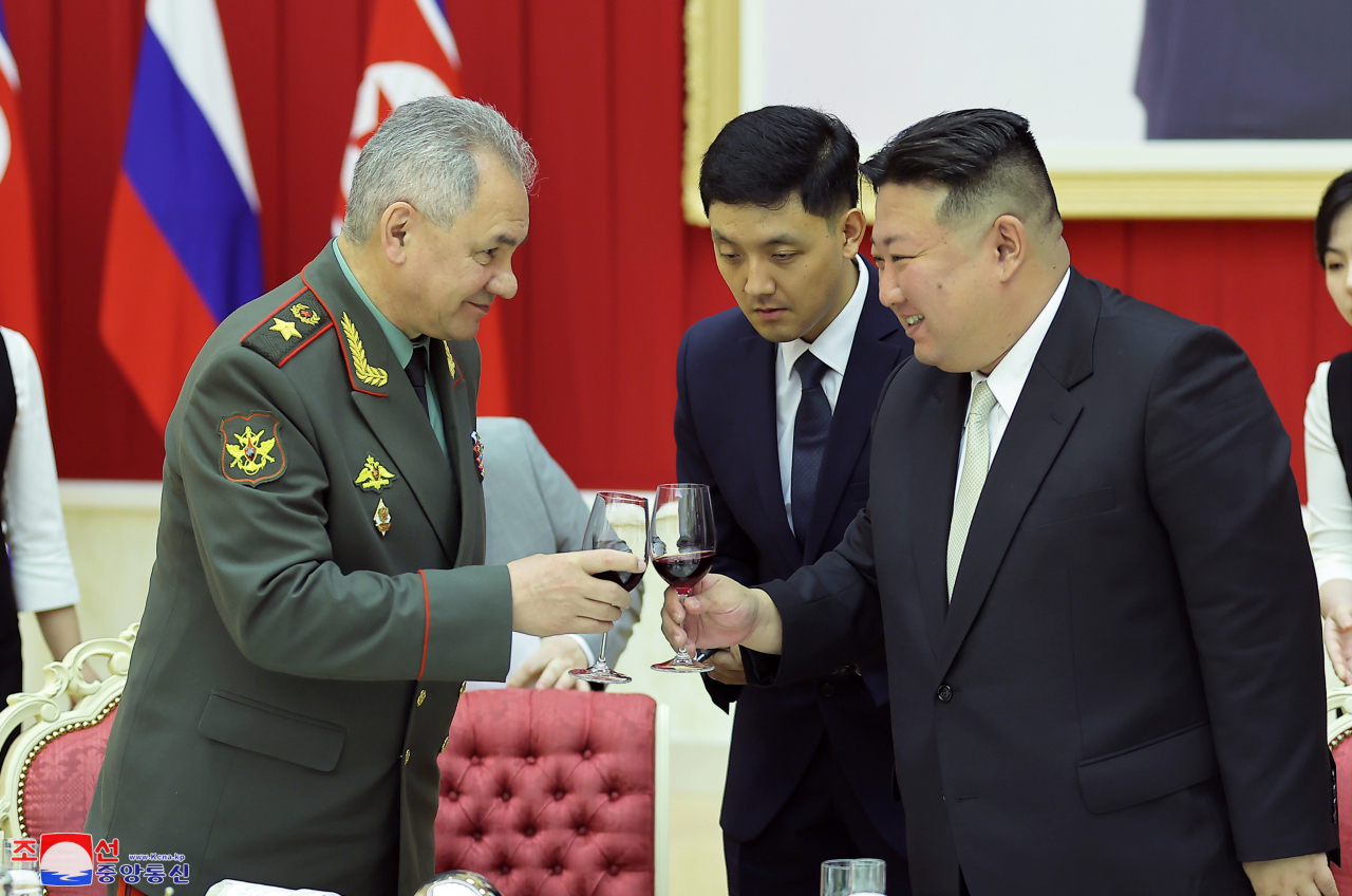 지난 27일 평양 노동당 본부 청사에서 김정은(오른쪽) 북한 국무위원장이 세르게이 쇼이구 러시아 국방장관과 만찬을 하면서 건배하고 있다. [EPA]