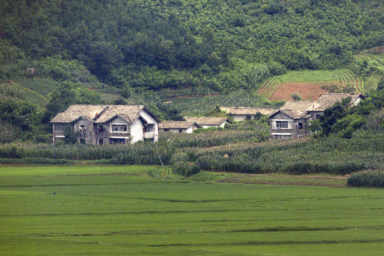 한국전쟁 정전협정일을 앞둔 지난 25일 경기도 파주시 오두산 통일전망대에서 바라본 북한 황해북도 개풍군 일대가 적막하다. [연합]