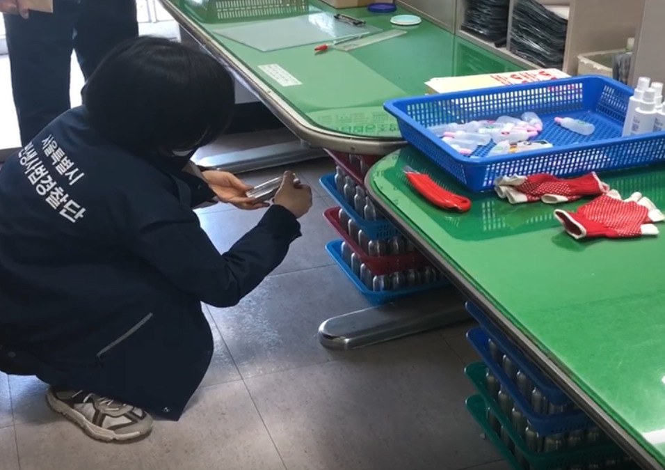 서울시 민생사법경찰단은 탈모관리용 화장품에 불법 원료를 섞어 제조·판매한 강남의 유명 탈모센터를 적발했다고 1일 밝혔다. 사진은 민생사법경찰단의 압수수색 장면. [서울시 제공]