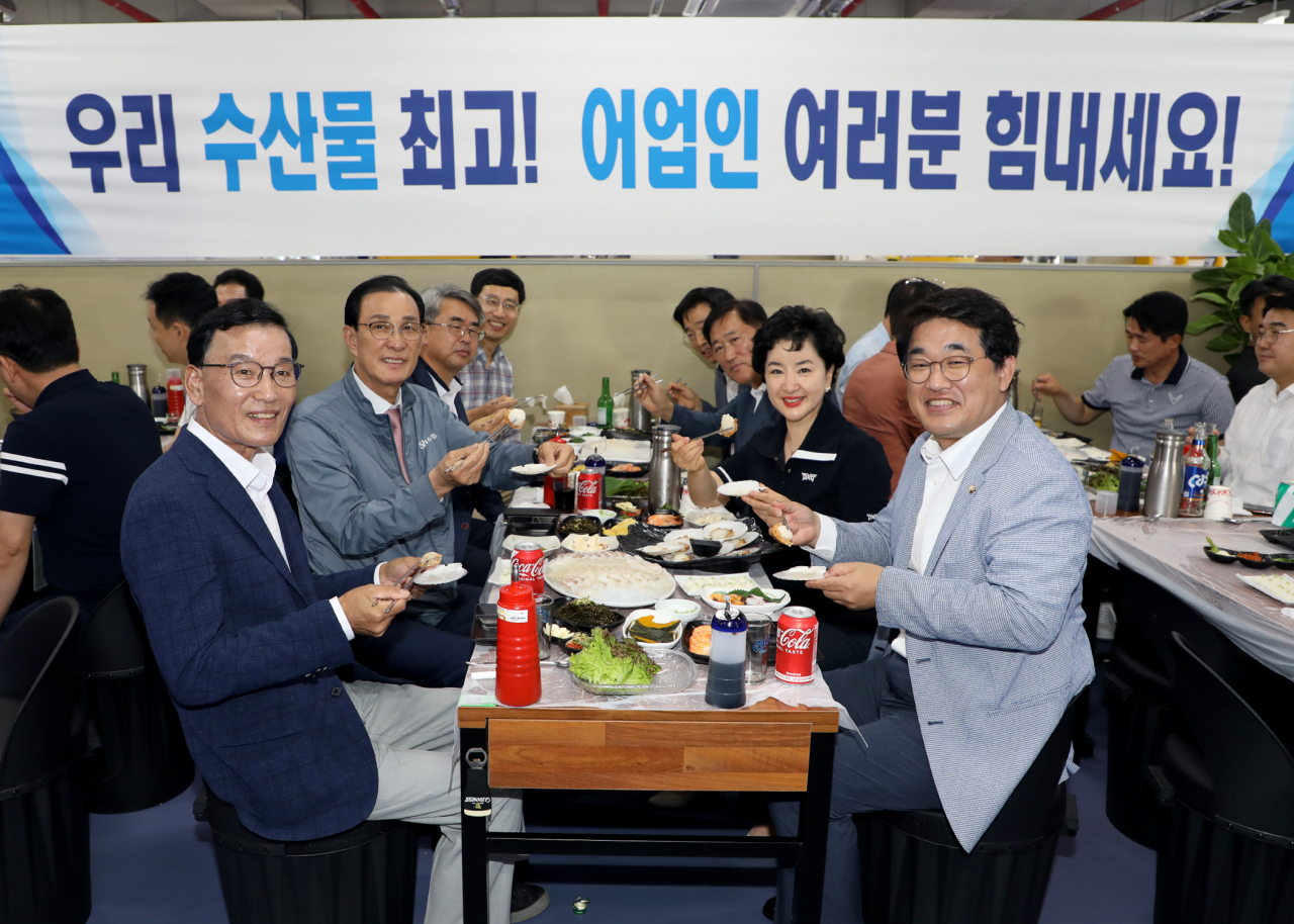 수협은행은 지난달 28일 화마의 아픔을 이겨내고 최근 재개장한 진두항 영흥수협 회센터를 찾아 우리 수산물 만찬을 진행했다. 왼쪽부터 백동현 옹진군의회의원, 노동진 수협중앙회장, 김기성 수협중앙회 대표이사, 정철균 수협은행 기업그룹 부행장, 송재영 수협은행 개인그룹 부행장, 임병묵 영흥수협 조합장, 강신숙 수협은행장, 배준영 국회의원(인천 중구·강화군·옹진군). [사진=수협은행]