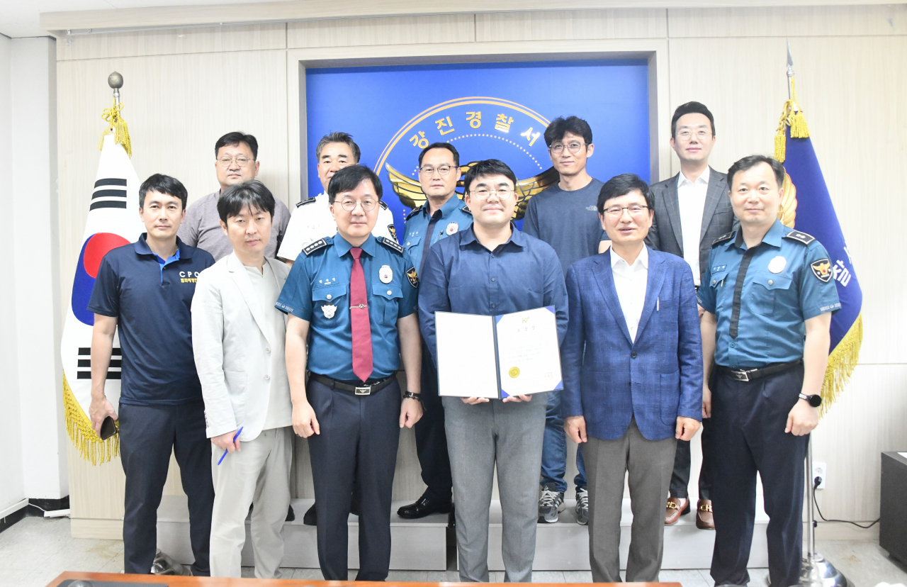 전남자치경찰위는 이달의 우수자치 경찰으로 김경진경위등 10명을 선정했다